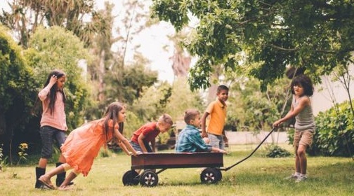 Como usar brincadeiras para ensinar habilidades essenciais a crianças